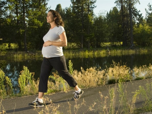 Беременная женщина ходит пешком