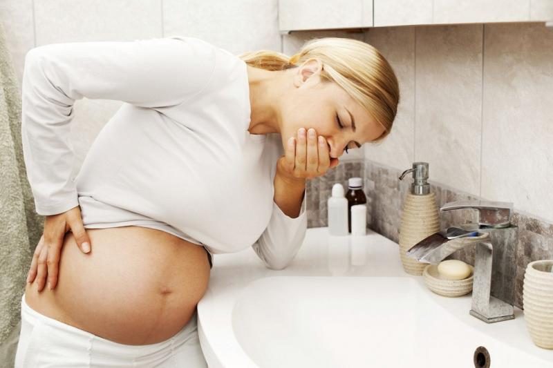 Отравление при беременности: что делать будущей маме