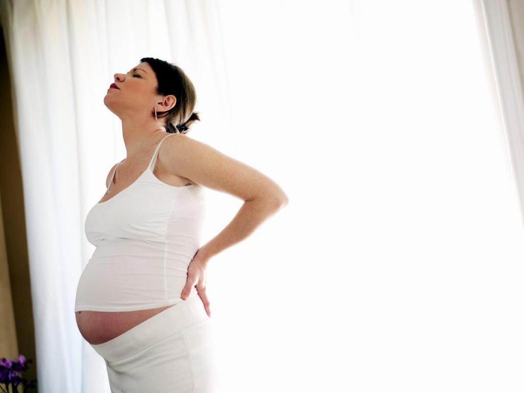 Защемление седалищного нерва во время беременности — что делать?
