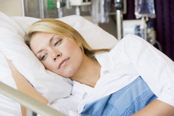 Женщина лежит в больнице на кровати