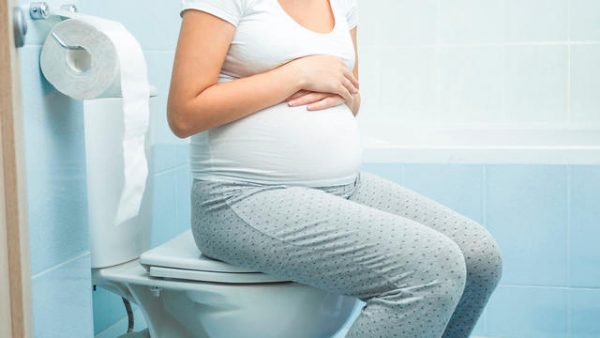 Беременная женщина в туалете
