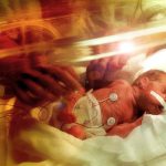 Ребёнок в кювезе после досрочных оперативных родов