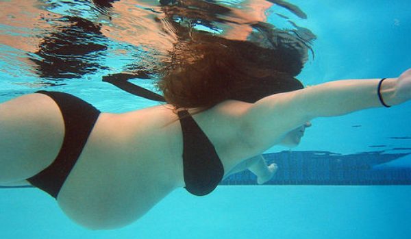 беременная плывёт под водой