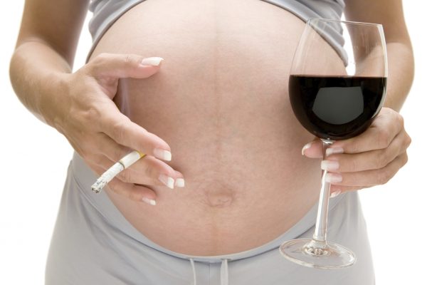 Беременная с сигаретой и бокалом вина