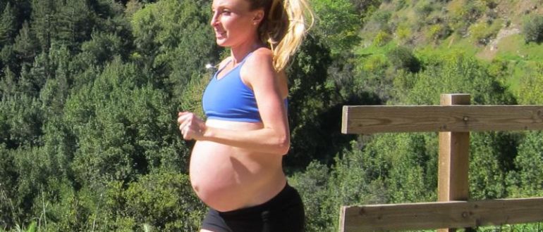 Беременная женщина бежит трусцой