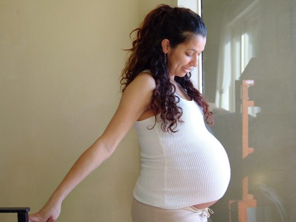 Беременная женщина с большим животом