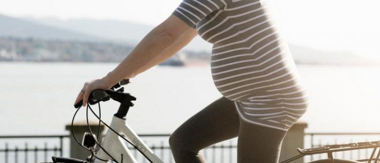 Если состояние здоровья будущей мамы позволяет совершать велопрогулки, они принесут ей массу пользы