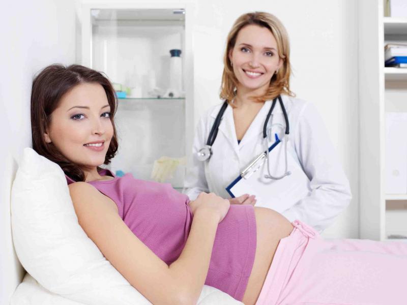 Почему отекают ноги у беременных и как снять отёки