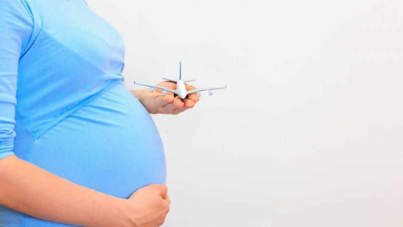 Можно ли беременным летать на самолёте: особенности перелётов в разных триместрах