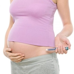Беременная делает инъекцию инсулина
