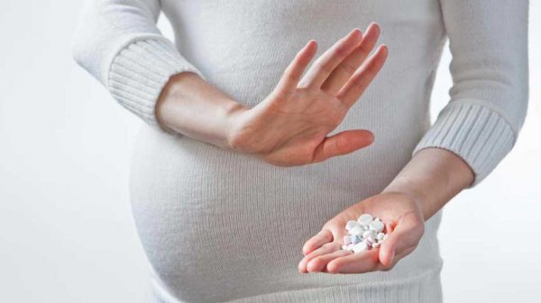Беременная девушка отказывается от таблеток