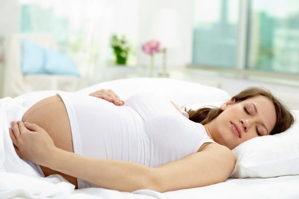 беременная лежит с закрытыми глазами
