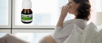 Беременная женщина сморкается в салфетку