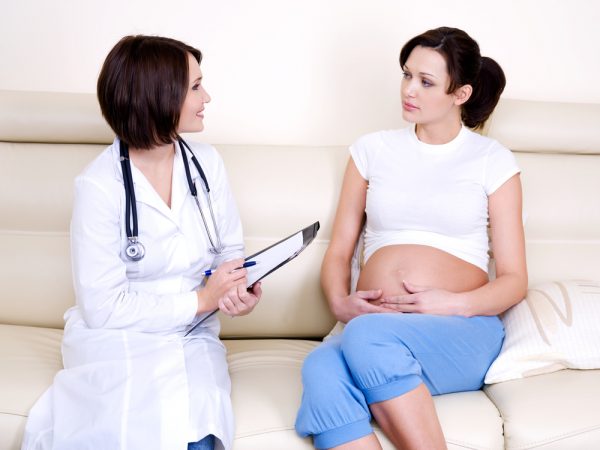 Беременная женщина у врача