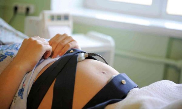 беременной женщине делают кардиотокографию