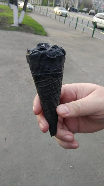 Чёрное мороженое в вафельном рожке