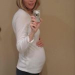 Девушка на 18 неделе беременности фотографирует себя