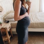 Девушка на 18 неделе беременности в домашней обстановке