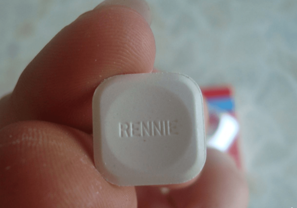 Таблетка препарата Ренни