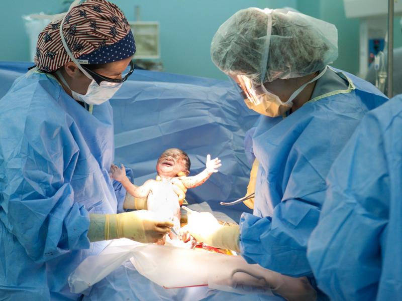 Когда здоровье матери и малыша на первом месте — показания к операции кесарева сечения