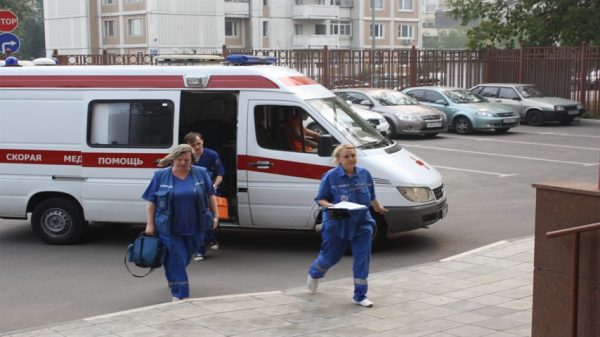 Медработники выходят из машины скорой помощи