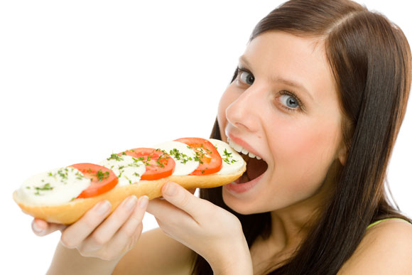Женщина ест бутерброд