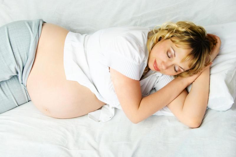Во время беременности нежелательно спать на спине, особенно на поздних сроках
