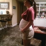 Девушка на 23-й неделе беременности в домашней обстановке
