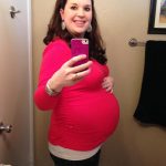 Девушка на 32-й неделе беременности фотографирует себя