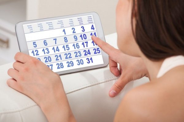 Женщина рассматривает электронный календарь