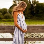 Беременная девушка на 31-й неделе на природе