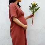 Беременная девушка на 31-й неделе с цветком