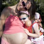 Девушка на 42-й неделе беременности с дочкой