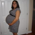 Девушка на 42-й неделе беременности у двери