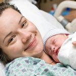 Новорождённый малыш с мамой
