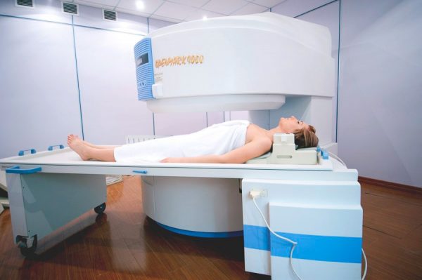 женщина лежит в открытом томографе