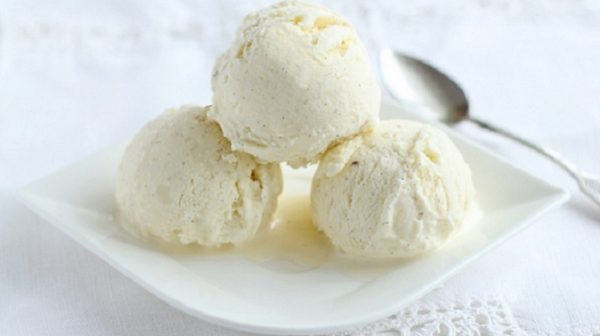 Шарики белого мороженого
