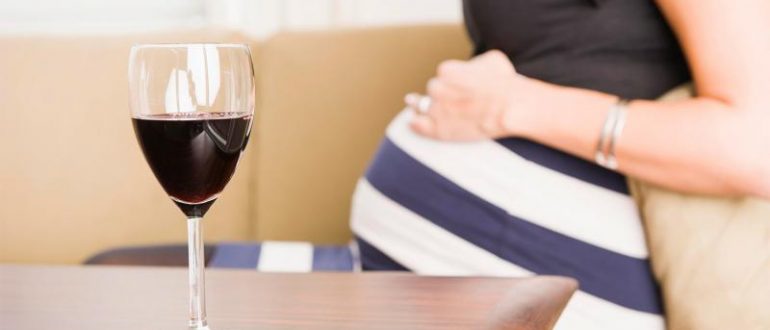 беременная с бокалом вина