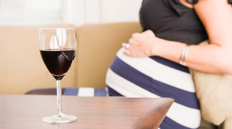 беременная с бокалом вина