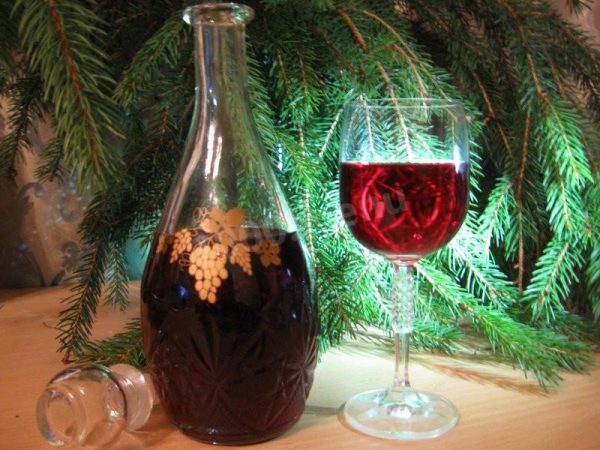 домашнее вино в графине и бокал вина рядом