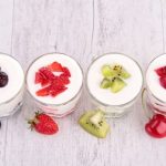 Йогурты с фруктами в прозрачных стаканах