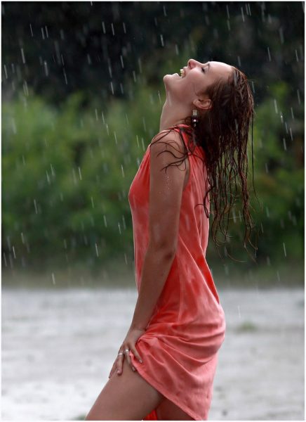 женщина под дождём