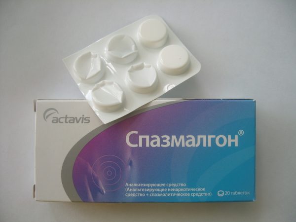 таблетки Спазмалгона рядом с упаковкой