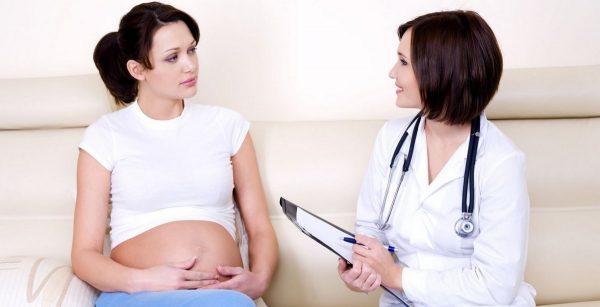 Беременная беседует с акушером-гинекологом о предстоящих родах
