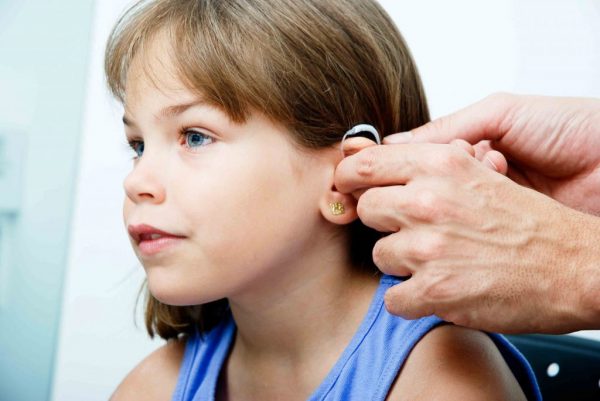ребенок в слуховом аппарате