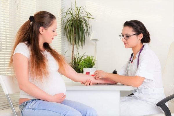 У беременной женщины берут кровь
