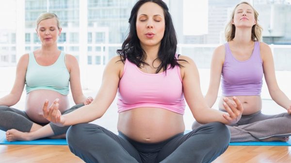 Беременные делают дыхательные упражнения