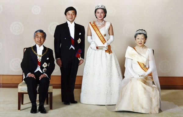 Император Японии Акихито с императрицей и сыном — наследным принцем