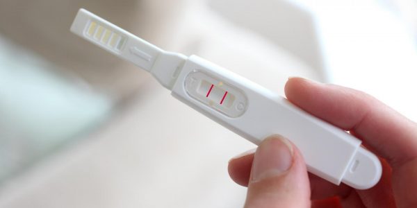 Тест на беременность с двумя полосками