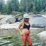 Будущая мама в 25 недель беременности на горной реке